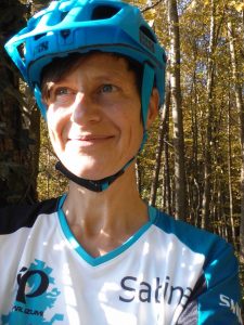 beitune Guide Sabine mit Trikot und ixs-Helm