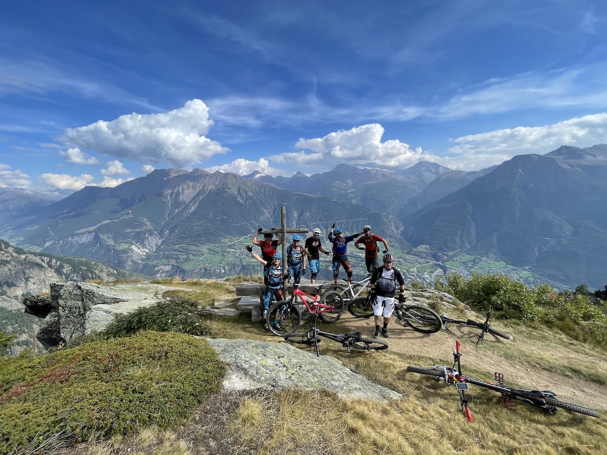 Mountainbikegruppe vor Bergpanorama beim beitune Top of Wallis