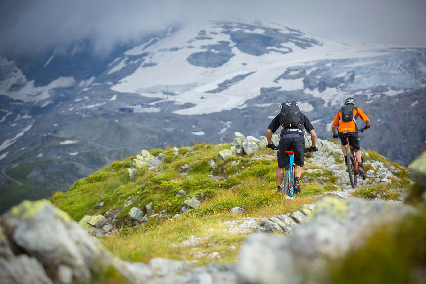 Beim Alpen-Bike-Gipfel Tirol bewegen wir uns mit den Bikes oberhalb der Baumgrenzen