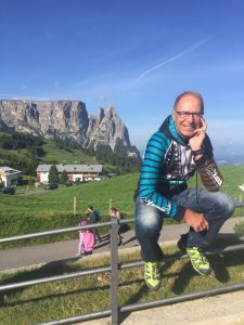 beitune Guide Josef auf der Seiser Alm. Im Hintergrund ist der Schlern zu sehen.