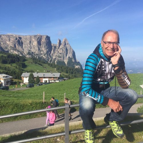 beitune Guide Josef auf der Seiser Alm. Im Hintergrund ist der Schlern zu sehen.