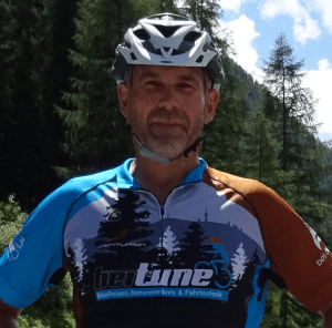 beitune Begleitfahrer und beitune Guide Uwe mit Trikot und Helm