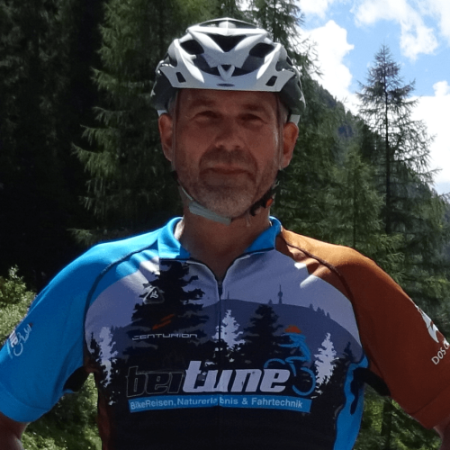 beitune Begleitfahrer und beitune Guide Uwe mit Trikot und Helm