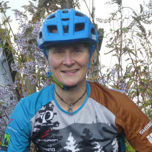 beitune Guidi Barbara mit Trikot und ixs-Helm