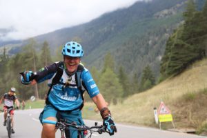 beitune Guide Mario mit Helm und Trikot auf dem MTB