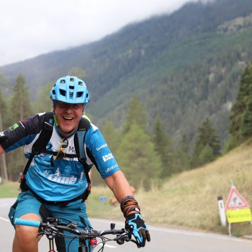 beitune Guide Mario mit Helm und Trikot auf dem MTB