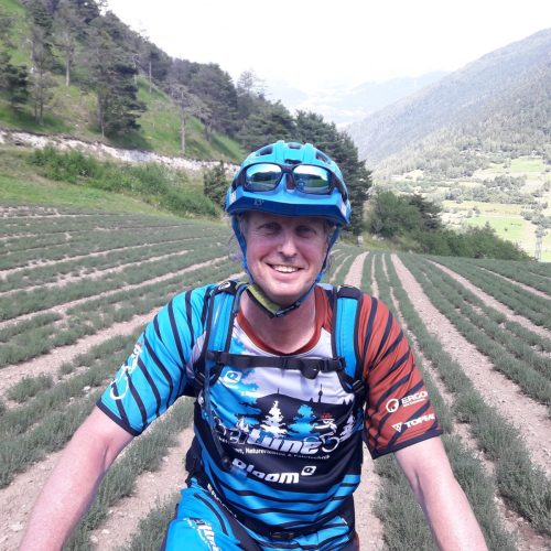 beitune Guide Rudy mit Helm und beitune Trikot