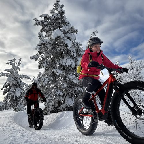 E-Fatbiken im Schnee bei der beitune Winterreise nach Finnisch Lappland