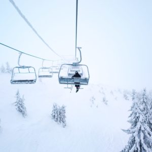 Skifahrer im Sessellist