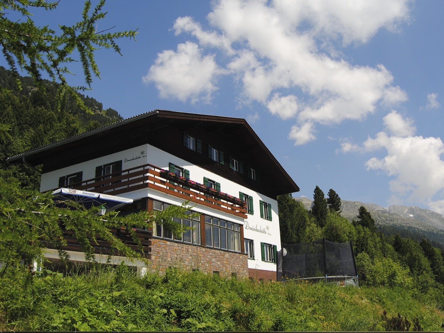 Das beitune Partnerhotel Dominikushütte liegt idyllisch am Schlegeisspeichersee oberhalb von Mayerhofen