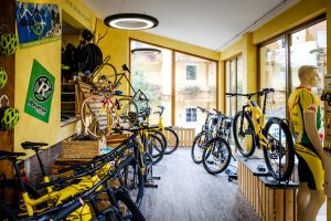 Bikestation mit Mountainbikes und Werkzeug im Wellnesshotel Tanne