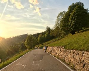 Rennradfahrerin auf Nebenstraße im Schwarzwald beim beitune Rennrad-Wochenende