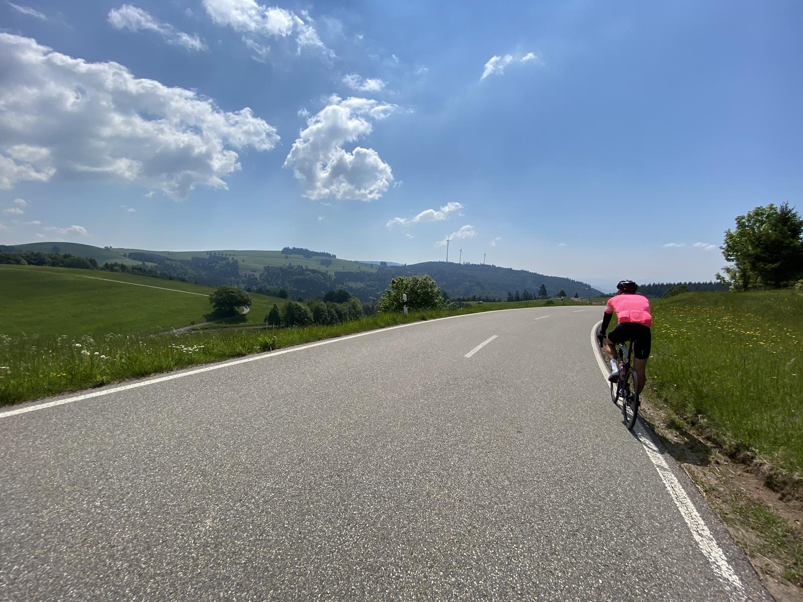 Rennradfahrer und Windräder im Schwarzwald beim beitune Rennrad-Wochenende