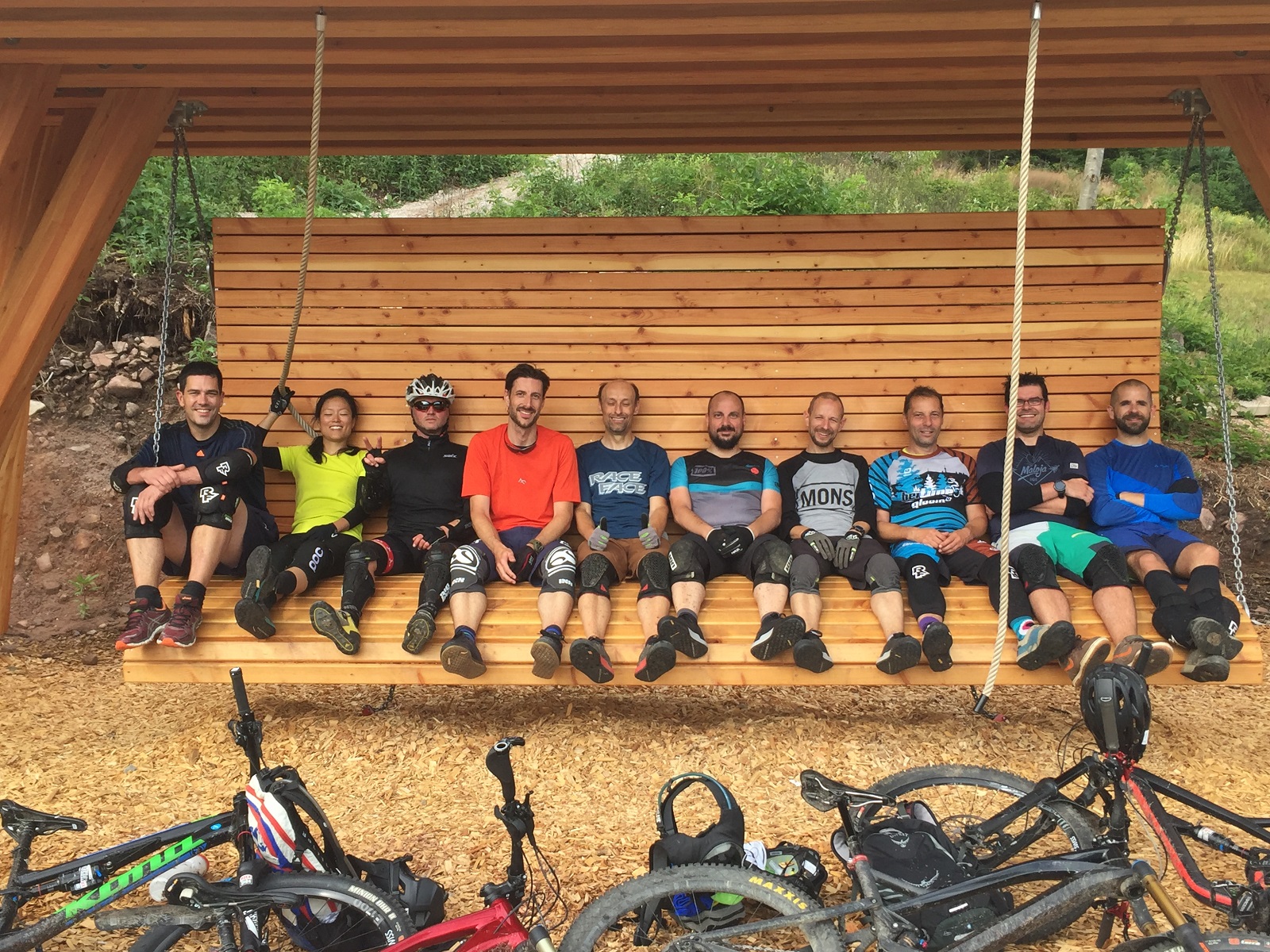 Eine Gruppe Mountainbiker sitzt auf einer Schaukel bei der beitune Wunschtour