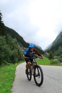 beitune Guide Hilke mit dem MTB auf dem Weg zum Schlegeisspeicher.