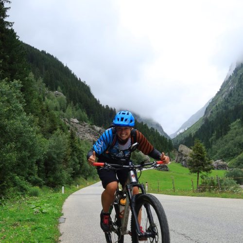 beitune Guide Hilke mit dem MTB auf dem Weg zum Schlegeisspeicher.