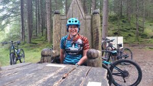 beitune Guide Sarah mit ixs-Helm und qloom-Trikot