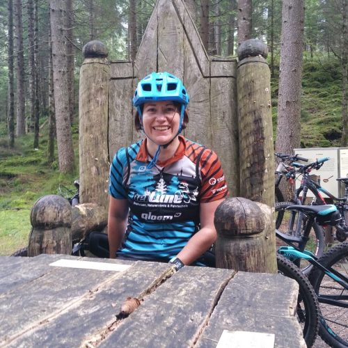 beitune Guide Sarah mit ixs-Helm und qloom-Trikot