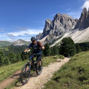 Mountainbiker fährt auf Weg nahe der Dolomiten bei der beitune Transalp Zillertal-Gardasee