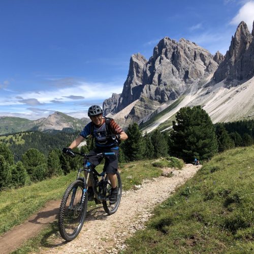 Mountainbiker fährt auf Weg nahe der Dolomiten bei der beitune Transalp Zillertal-Gardasee