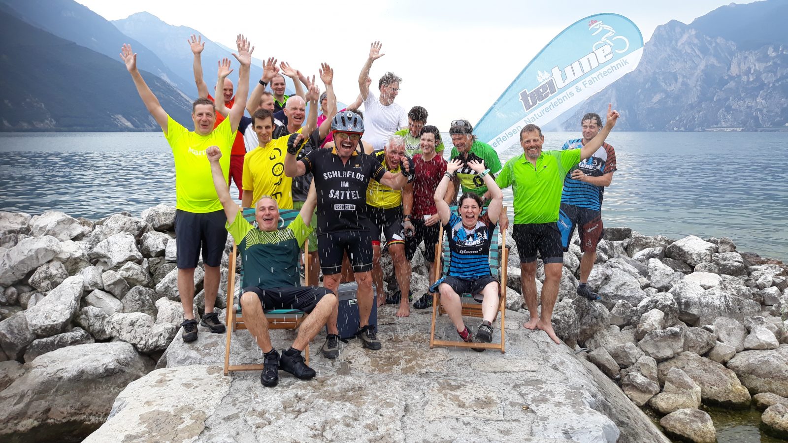 Mountainbike-Gruppe bei der beitune Transalp Zillertal-Gardasee am Gardasee