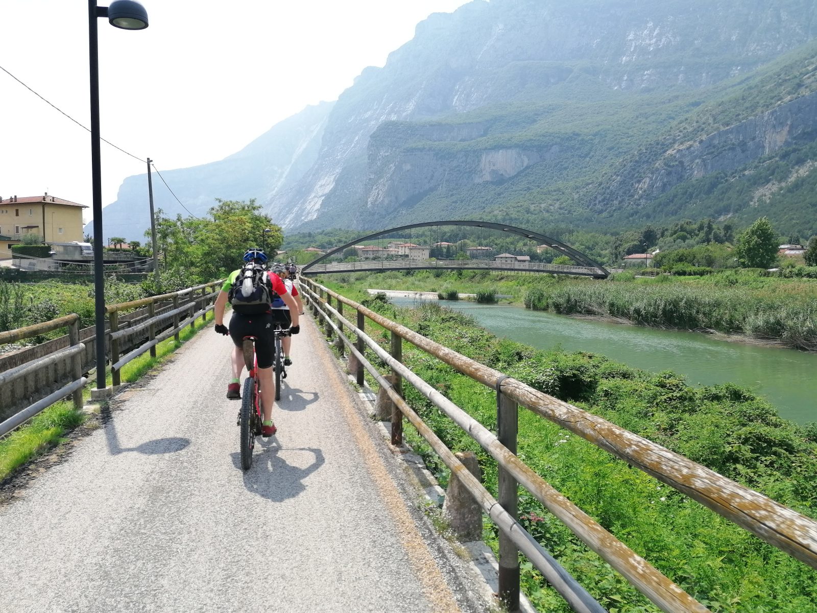 Fahrradweg bei der beitune Via Claudia Augusta Genusstour entlang der Sarca.