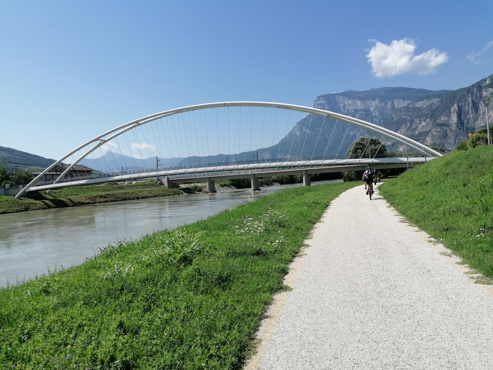 Mountainbiker fahren bei der beitune Via Claudia Augusta Genusstour unter einer Brücke durch.
