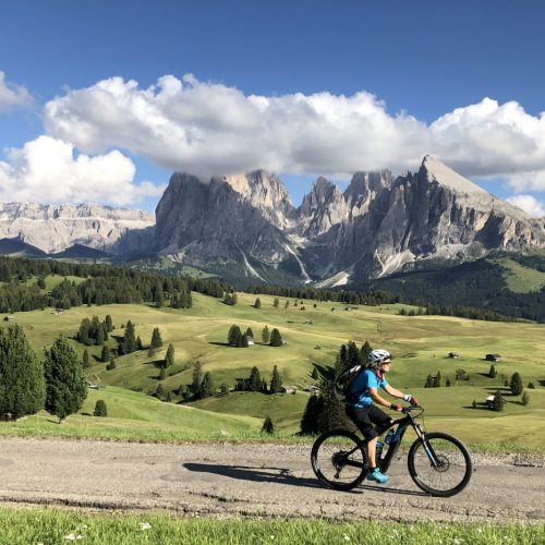 Mountainbiker auf der Seiser Alm bei der beitune Transalp Tegernsee-Gardasee