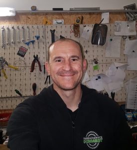 Guide und Mechaniker Tom beim beitune MTB-Werkstattkurs