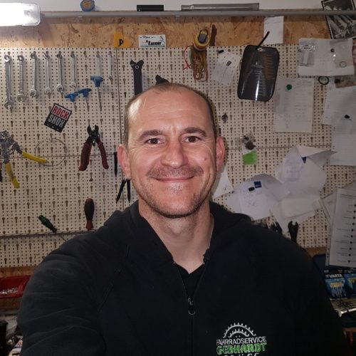 Guide und Mechaniker Tom beim beitune MTB-Werkstattkurs