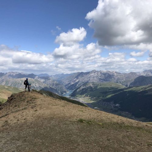 Mountainbikerin blickt bei der beitune MTB-Trailtour Ischgl-Livigno in die Ferne