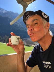 beitune Guide Res mit Kaffeetasse