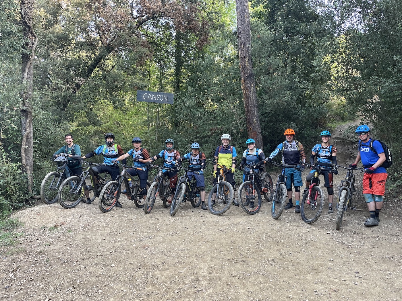Gruppe von Mountainbikern beim beitune E-MTB-Trailcamp Toskana vor dem Canyon-Trail