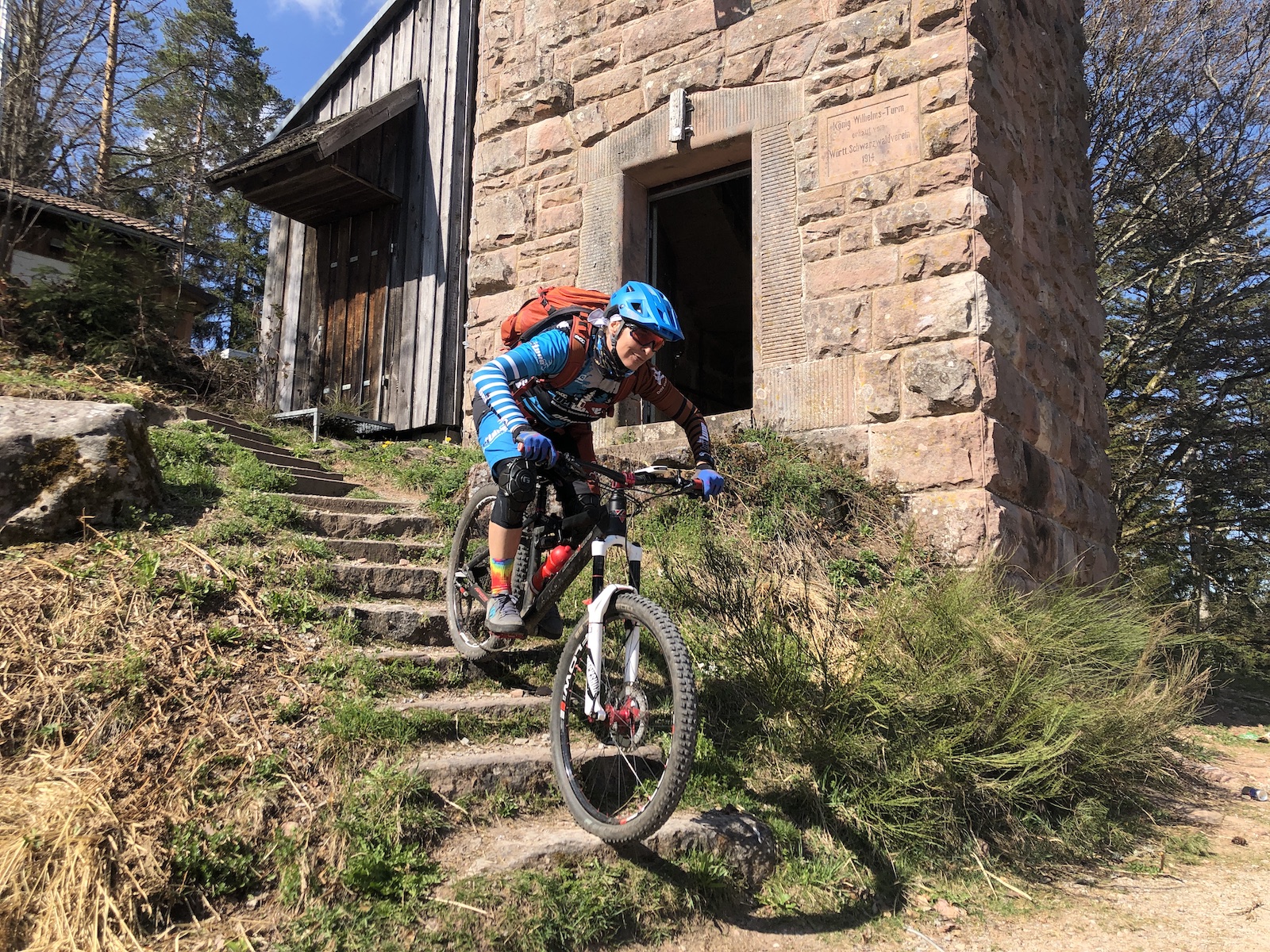 Mountainbikerin fährt Treppe beim beitune Schwarzwald-Bike-Gipfel