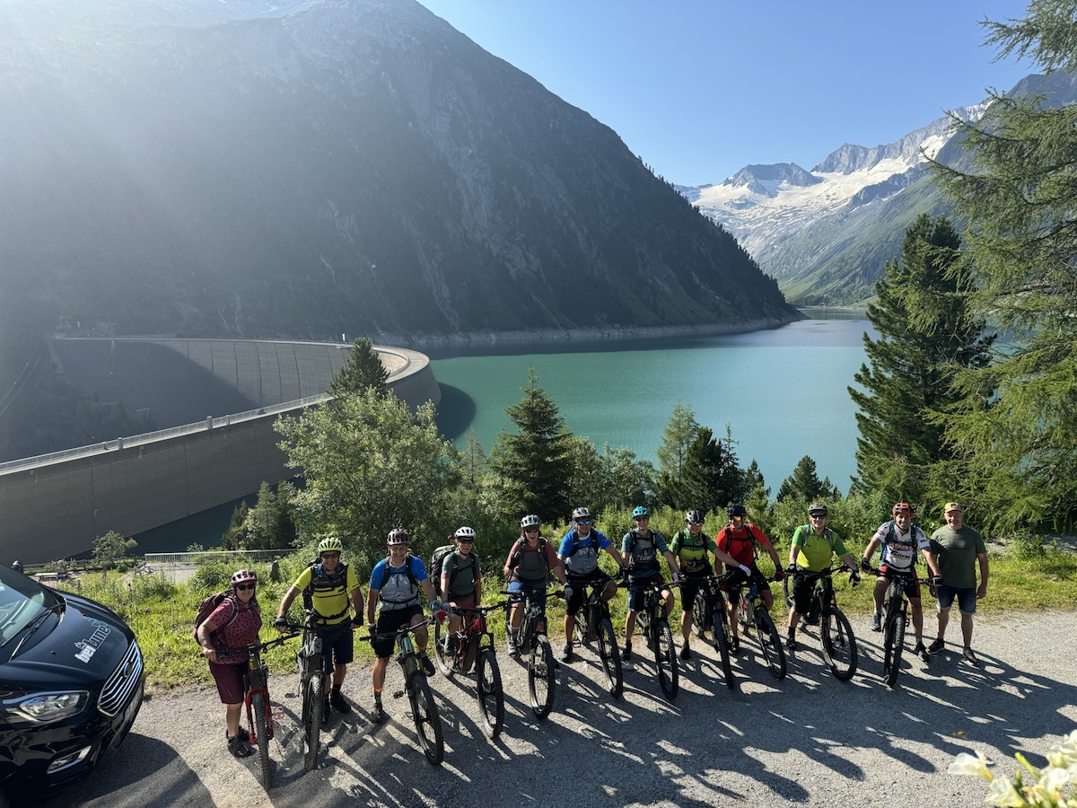 Mountainbikegruppe auf der beitune Transalp Zillertal-Gardasee vor dem Schlegeisspeicher