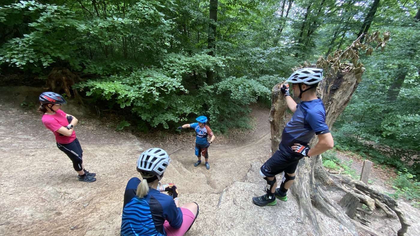 Mountainbiker erklärt Linienwahl beim beitune Fahrtechniktraining