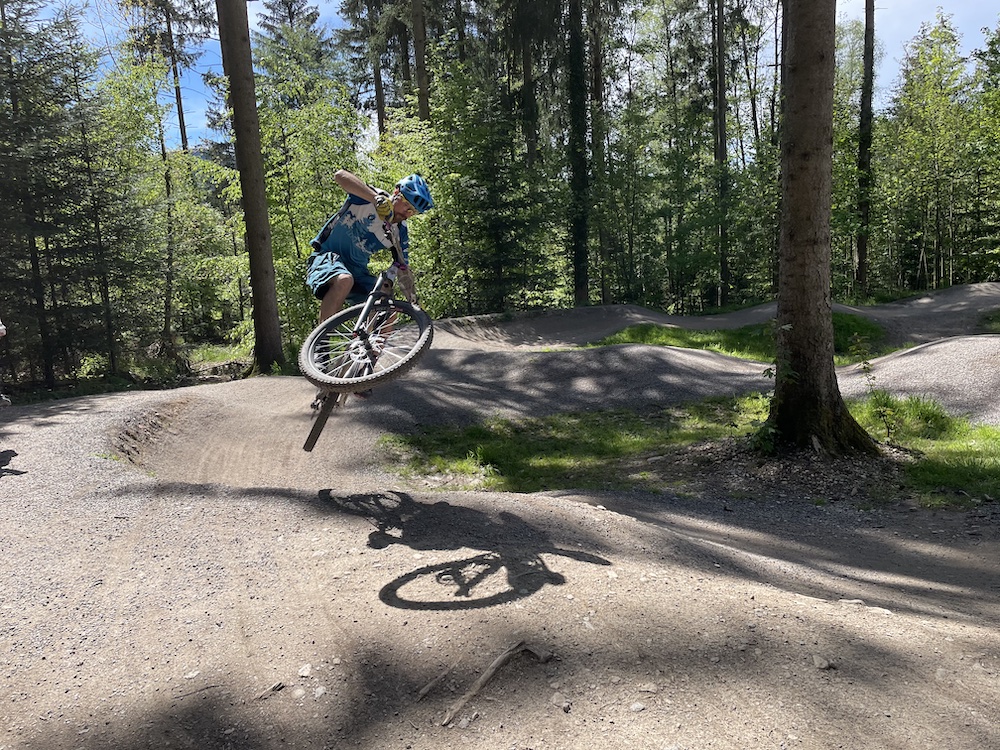 Mountainbiker im Pumptrack beim beitune Fahrtechniktraining