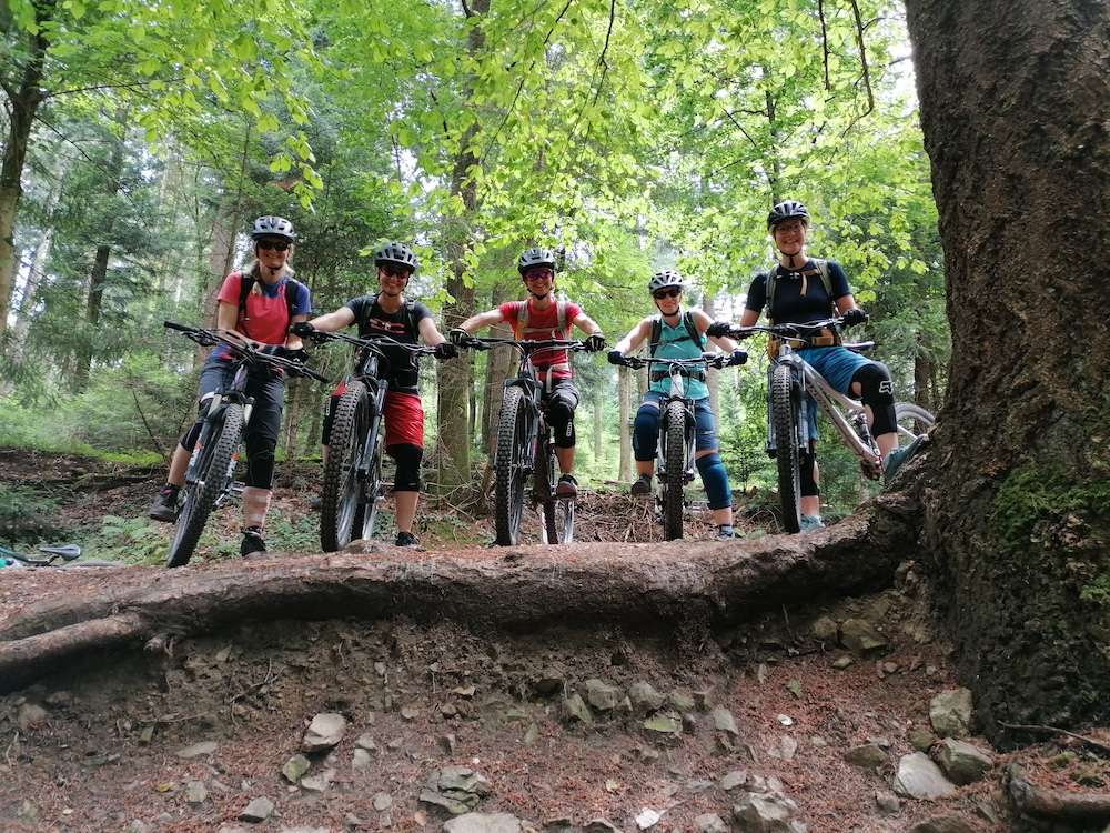 Gruppenbild mit Mountainbikerinnen beim beitune Frauen-Fahrtechniktraining.