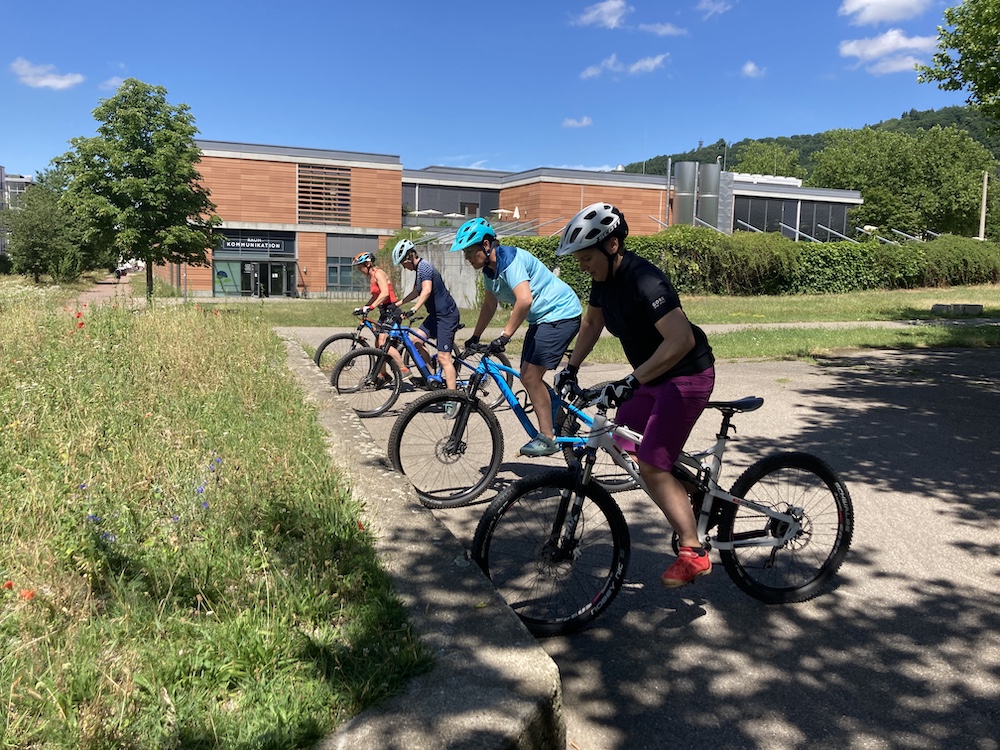 Balanceübung mit dem MTB beim beitune Frauen-Fahrtechniktraining