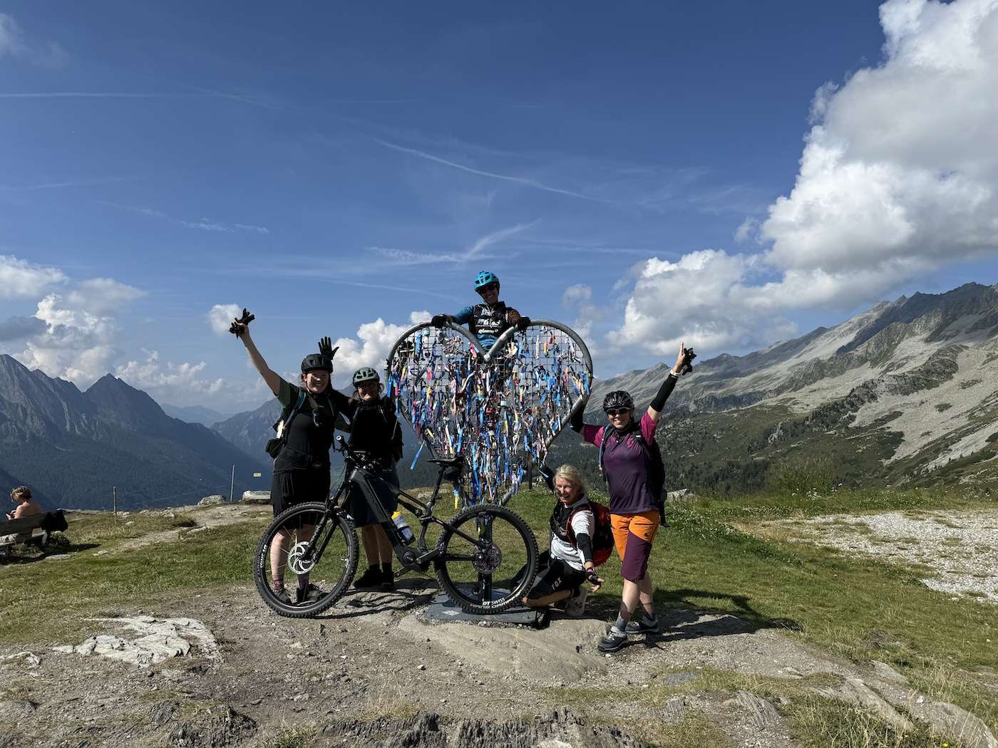 Mountainbikerinnen am Pfitscher Joch bei der beitune Frauen-Transalp