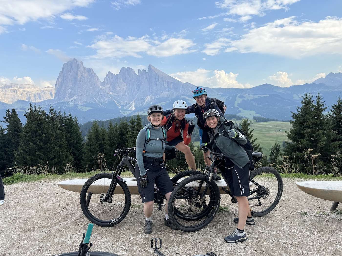 Mountainbikerinnen vor dem Dolomiten-Panorama bei der beitune Frauen-Transalp