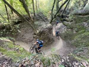 Mountainbiker auf Singletrail beim beitune Trailcamp Toskana