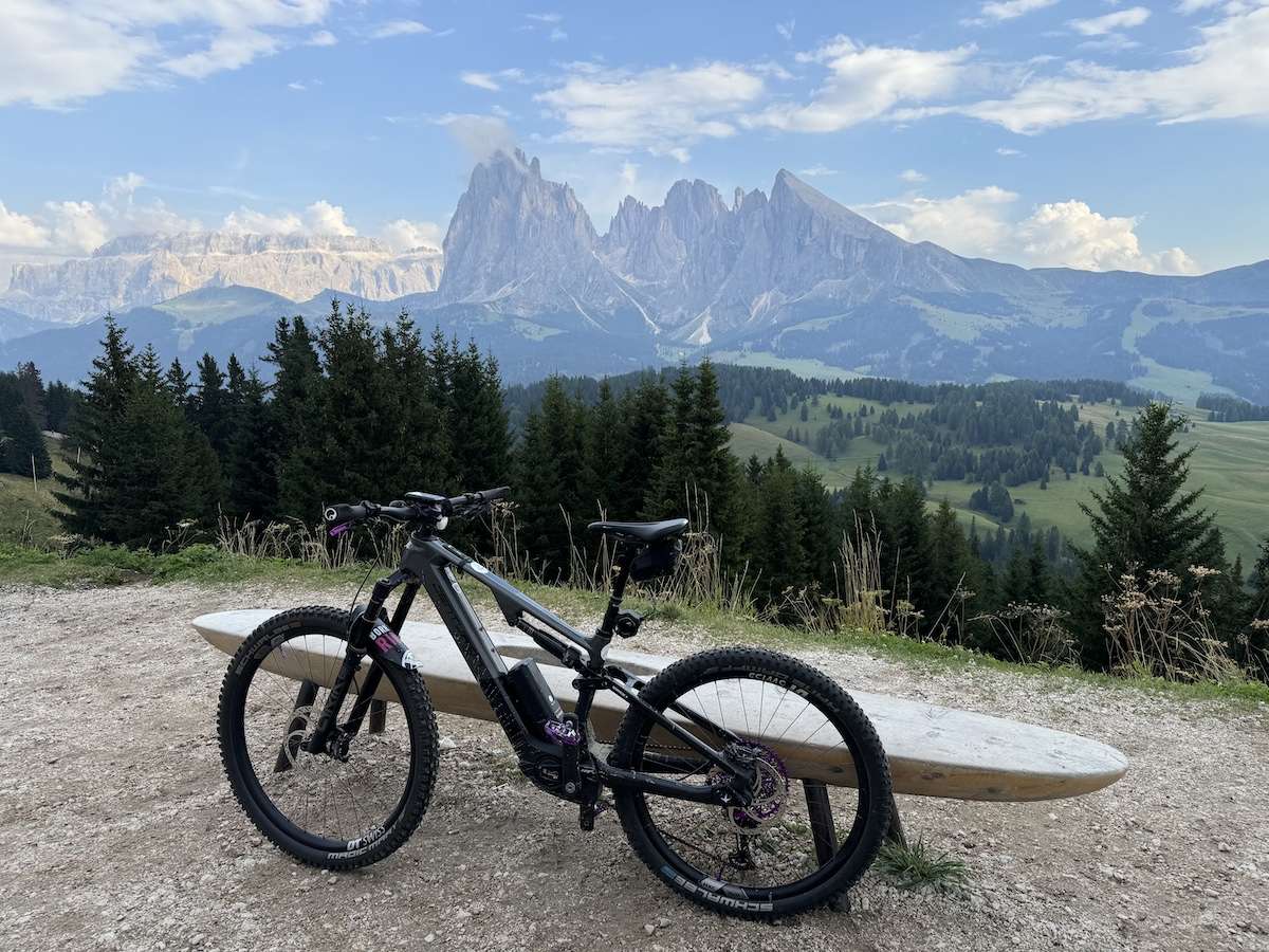 E-Mountainbike vor dem Dolomiten-Panorama bei der beitune Transalp-Zillertal