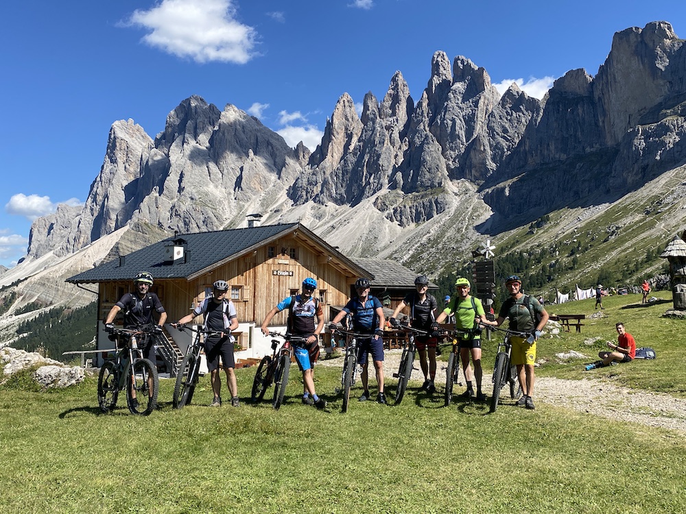 Mountainbiker auf der Broglesalm bei der beitune Transalp-Zillertal