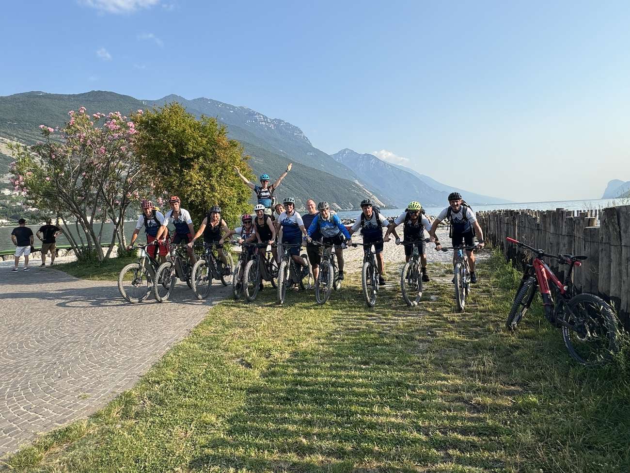 Gruppenfoto mit Mountainbikern bei der beitune Transalp-Zillertal