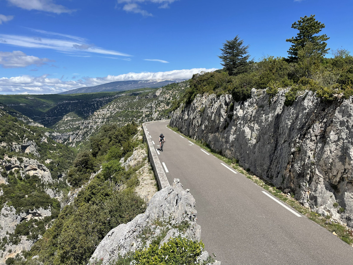 Rennradfahrer auf Straße bei der beitune Rennradwoche am Mont Ventoux.