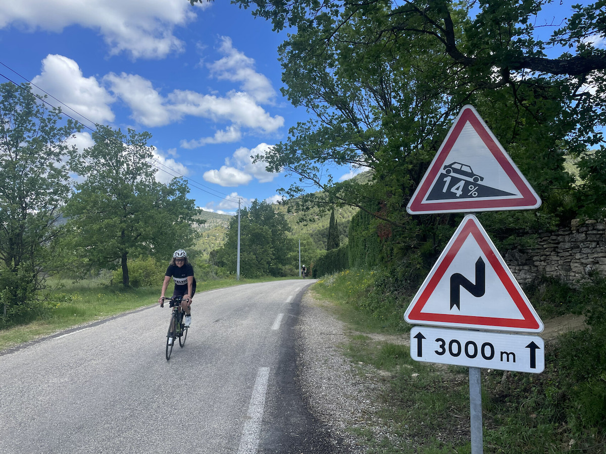 Rennrad-Fahrerin am Mont Ventoux bei der beitune Rennrad-Woche