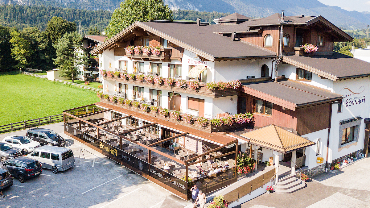 Blick auf das beitune Partnerhotel Sonnhof in Radfeld