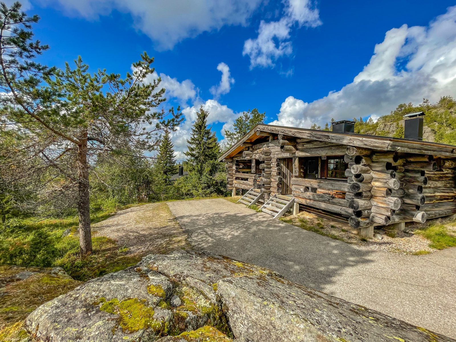 Bei der beitune BikeReise nach Finnisch Lappland übernachten wir in traditionellen Blockhütten