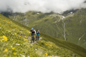 beitune tour du mont blanc - mountainbiker auf singletrails